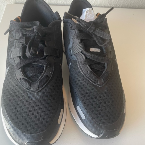 Nike Black and Gold Running Sneakers Shoes for Women’s size 6.5 - Picture 2 of 11